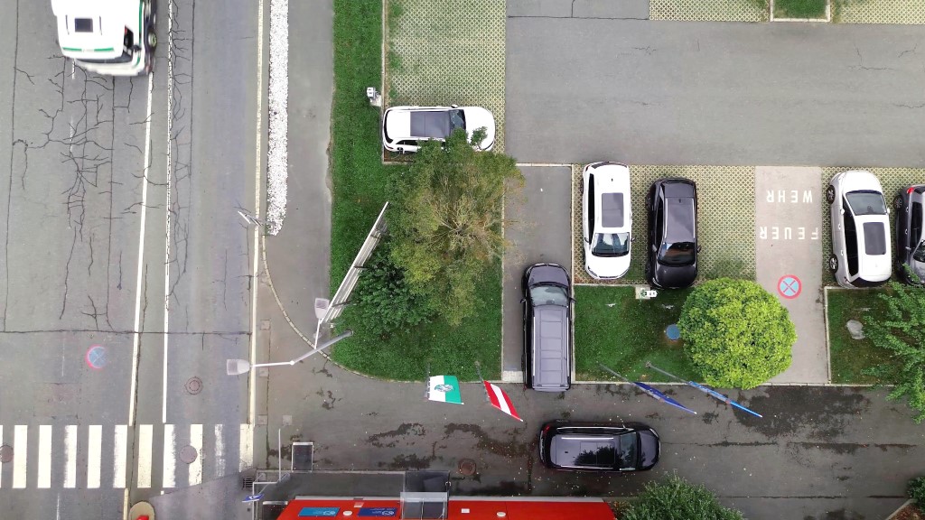 Luftbild Draufsicht auf Parkplatz